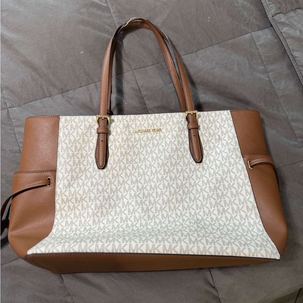 Michael Kors Gilly Large Jet Set Travel Drawstring Tote Vanilla MK Signature
